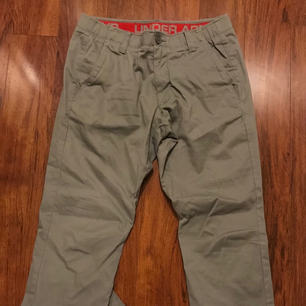 NWOT UNDER ARMOR GRAY FITTED PANTS